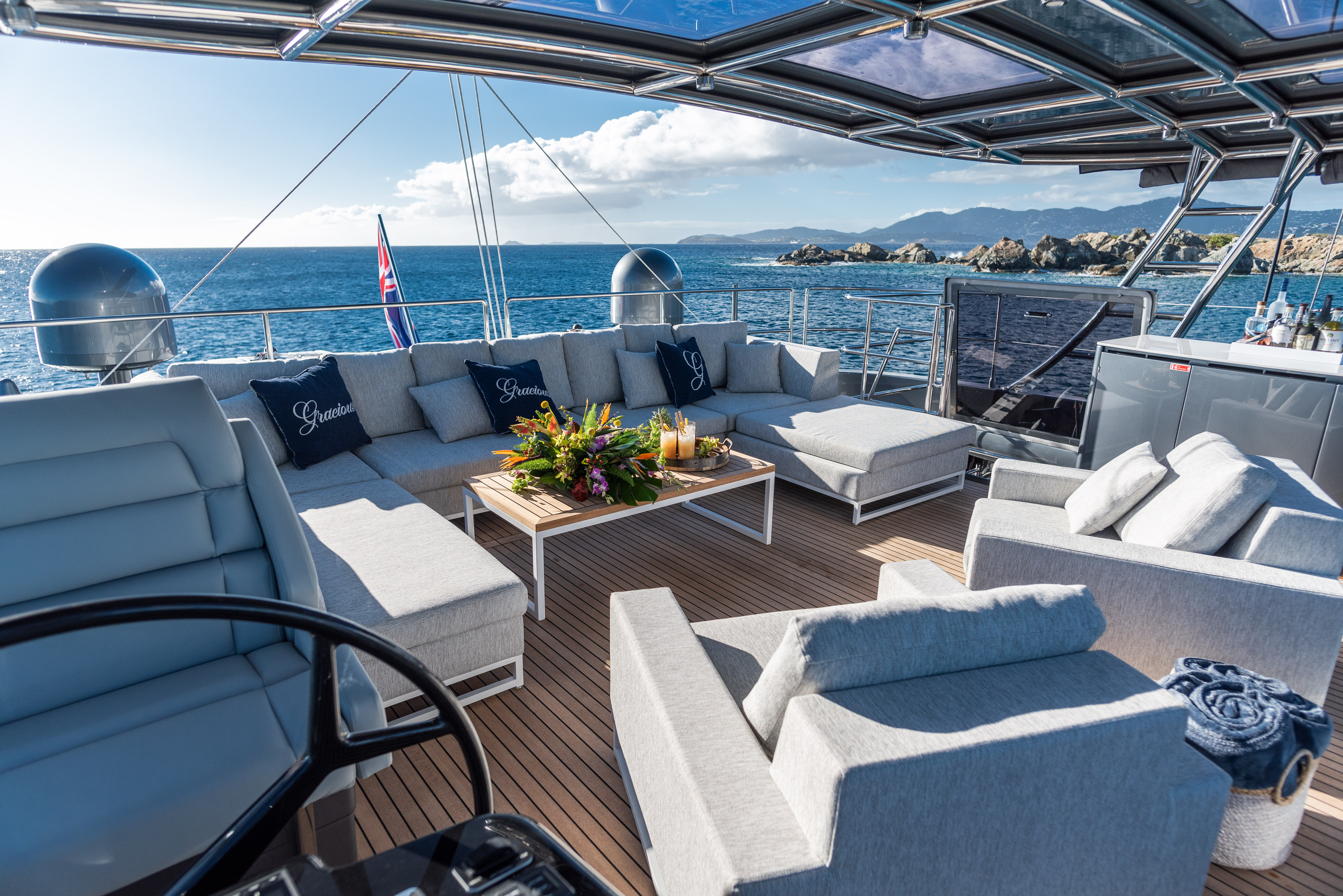 Gracious flybridge